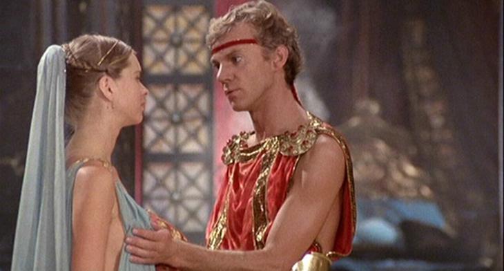 Helen Mirren vào vai Caesonia, tình nhân Hoàng đế, phim Caligula (1979).
