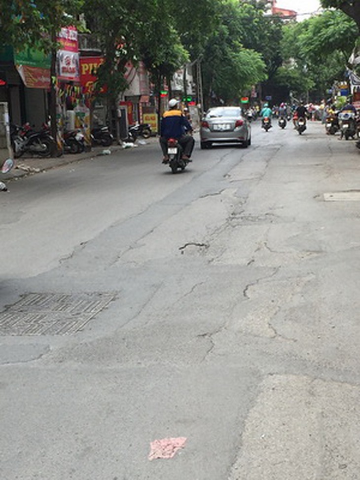 Mặt đường nhiều vết nứt, nham nhở như luống cày trên đường Thụy Khuê.