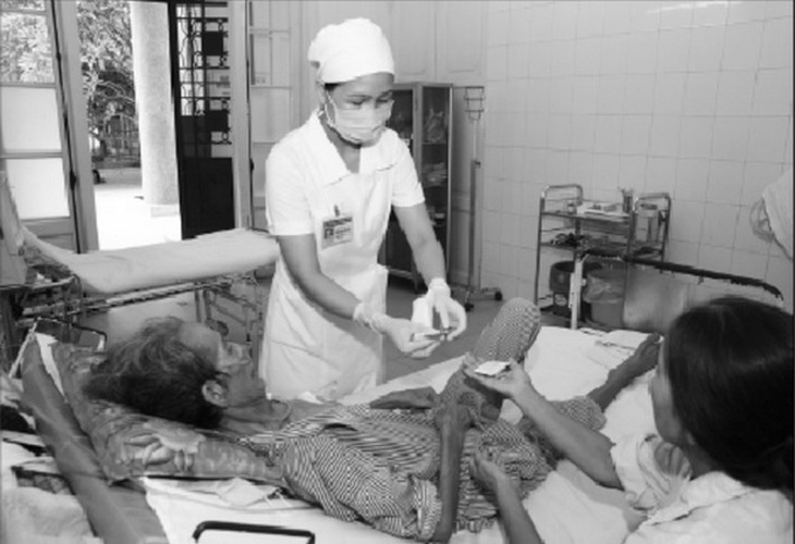Hướng dẫn bệnh nhân lao uống thuốc đều đặn hằng ngày, không tự ngưng hay bỏ thuốc để phòng lao kháng thuốc. Ảnh: TM