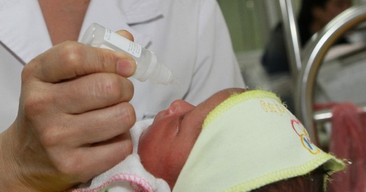Cha mẹ cần hết sức cảnh giác khi dùng thuốc nhỏ mũi cho trẻ.
