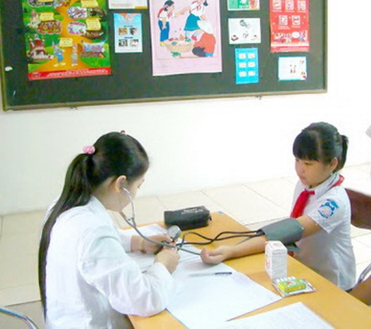 Khám sức khỏe cho học sinh.