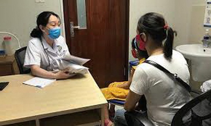 Tư vấn dùng thuốc cho bệnh nhân.