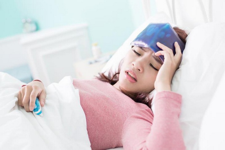 Chườm mát giúp hạ sốt khá hiệu quả.