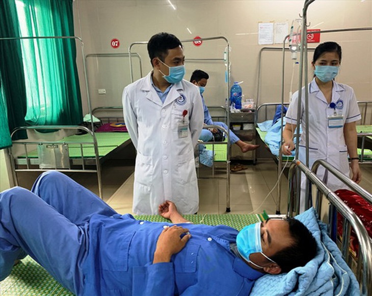 Bệnh nhân mắc sốt xuất huyết được điều trị tại Khoa Truyền nhiễm, Bệnh viện đa khoa tỉnh Ninh Bình.