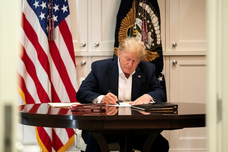 Tổng thống Trump làm việc tại Trung tâm y tế quân đội.