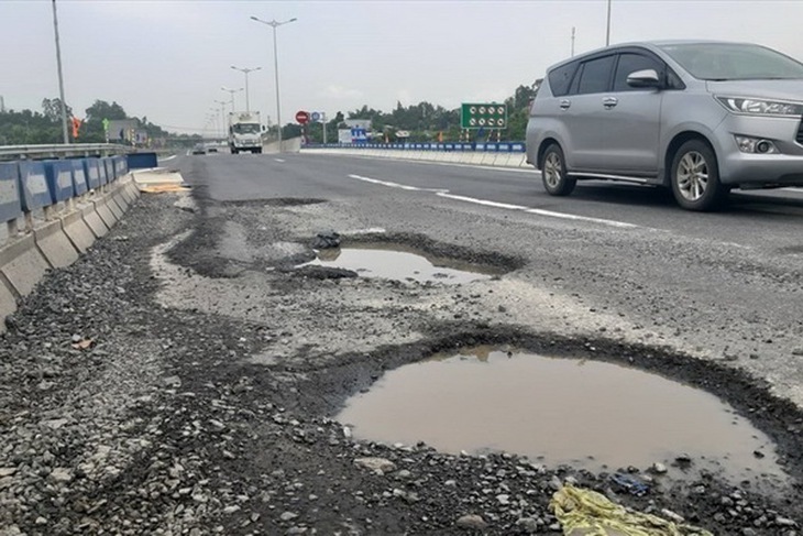 Cao tốc Đà Nẵng - Quảng Ngãi hư hỏng sau thời gian hoạt động.