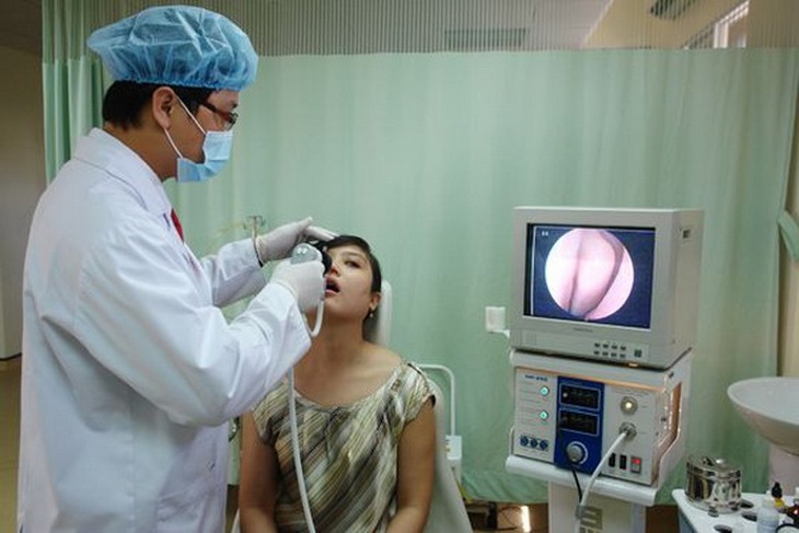 Khi có triệu chứng VMDƯ, cần đi khám sớm để điều trị kịp thời tránh biến chứng.