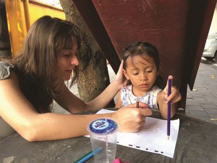 Paulina vào vai cô nuôi dạy trẻ tại Trại trẻ mồ côi Denpasar trên đảo Bali, Indonesia 2017.