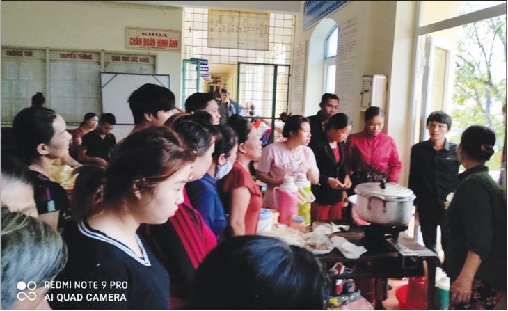 Bệnh nhân cùng nấu ăn chung.