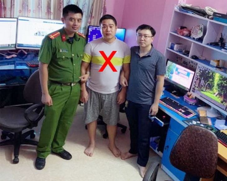 Công an thực hiện lệnh bắt, khám xét tại chỗ ở của Lê Thanh Đức (X).
