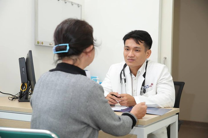 Khi bị mất ngủ, cần gặp bác sĩ chuyên khoa để được tư vấn, điều trị.