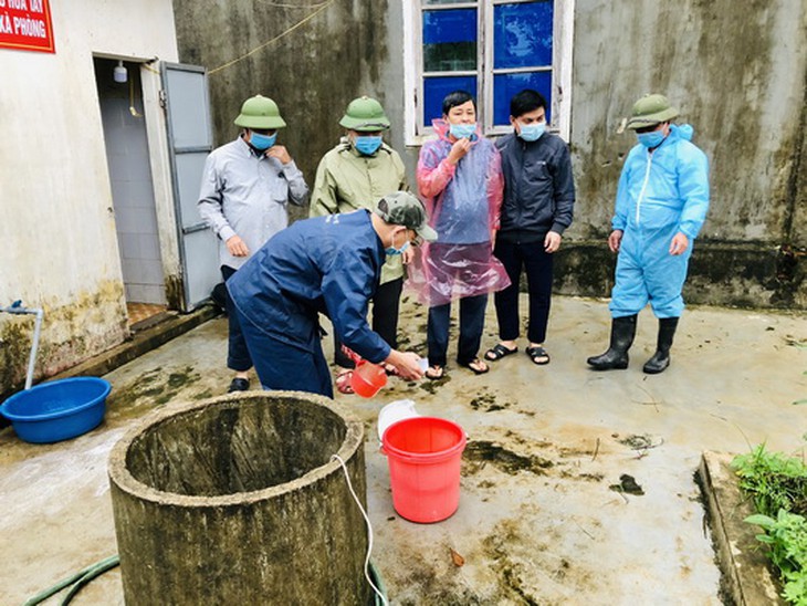 Trung tâm Y tế huyện Hương Khê nhanh chóng tiến hành khử khuẩn cho các giếng nước bị ngập lũ.