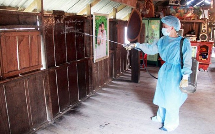 Phun thuốc phòng chống sốt rét cho bà con.