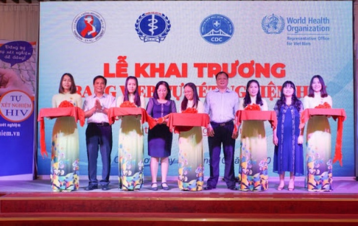 Cắt băng khai trương website tuvanxetnghiem.vn.