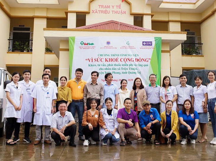 Đoàn tình nguyện Công ty CP Dược phẩm TV. Pharm, Trung tâm Phát triển Sức khỏe Bền vững - VietHealth cùng các y, bác sĩ chụp ảnh kỷ niệm.