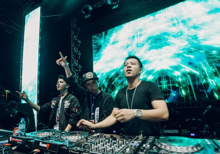 Hoàng Anh (ngoài cùng bên phải) là một trong những DJ nổi tiếng.