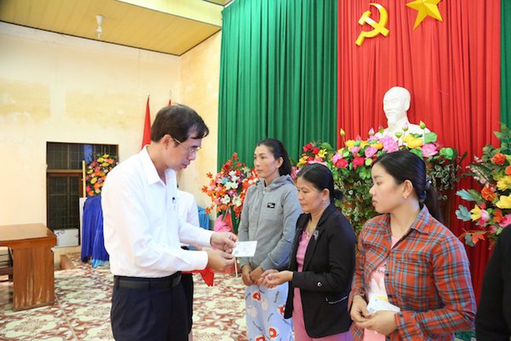 Phó Tổng Giám đốc  BHXH Việt Nam Đào Việt Ánh tặng thẻ BHYT cho người dân tỉnh Bình Định.