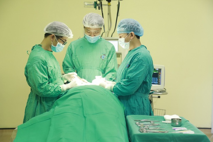 Các bác sĩ BV K tiến hành ca phẫu thuật ung thư tuyến giáp.