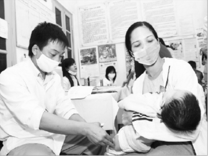Tiêm vắc-xin phòng bệnh cho trẻ. Ảnh: Trần Minh