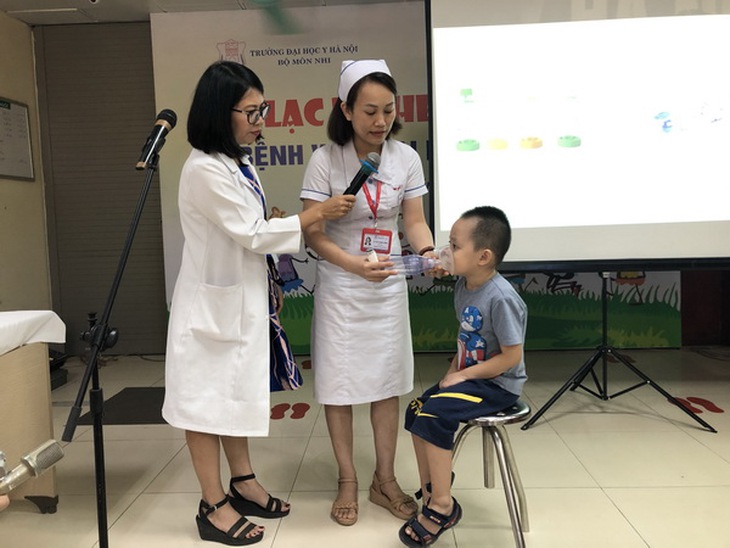 Các chuyên gia hướng dẫn cách xịt thuốc hen cho trẻ nhỏ với buồng đệm.