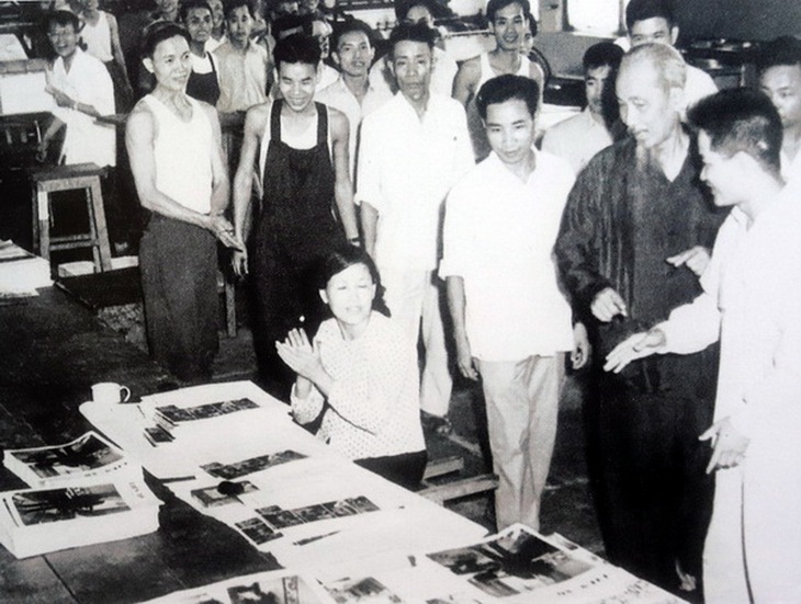 Chủ tịch Hồ Chí Minh thăm cán bộ, công nhân Nhà máy In Tiến Bộ, Hà Nội, ngày 13/5/1959. Ảnh chụp tư liệu.