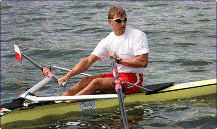 Michal Jelinski trên chiếc thuyền kayak đoạt huy chương vàng Olympic Bắc Kinh 2008