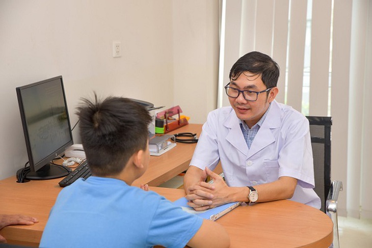 Trẻ ADHD cần đi khám và điều trị thích hợp.