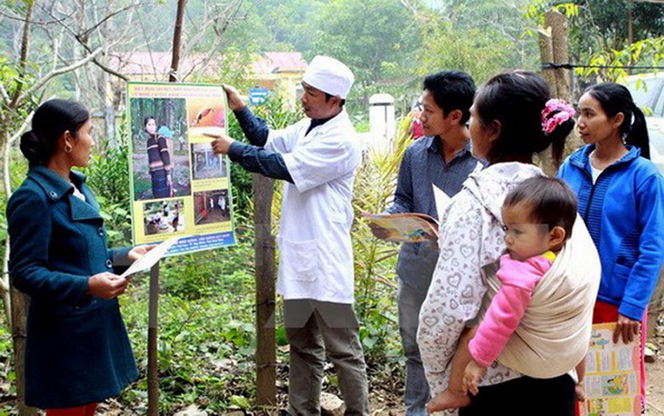 Cán bộ y tế tuyên truyền cho người dân về cách phòng chống sốt rét.