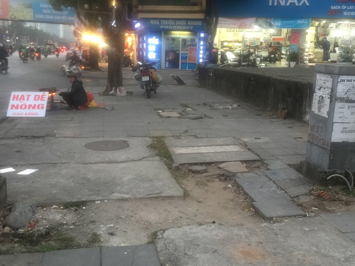 Vỉa hè trên nhiều tuyến phố Hà Nội bị bong tróc các lớp đá lát.