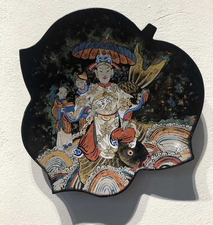 Một tác phẩm sơn mài lấy hình ảnh, ý tưởng từ tranh dân gian Hàng Trống tại trưng bày Từ truyền thống tới truyền thống.