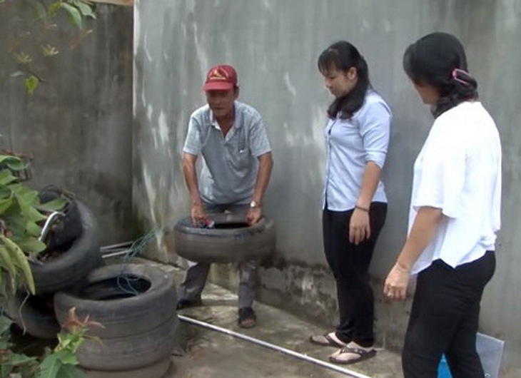 Phòng chống bệnh Chikungunya, người dân không để nước đọng trong nhà.