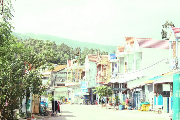 Nhờ cá bè, nhiều gia đình xây được nhà lầu.