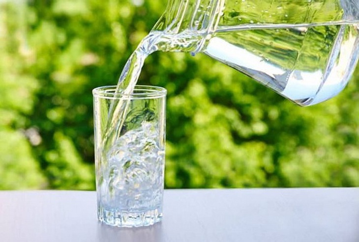 Mùa lạnh cần bôi dưỡng ẩm thường xuyên, uống đủ nước phòng da khô nứt nẻ.