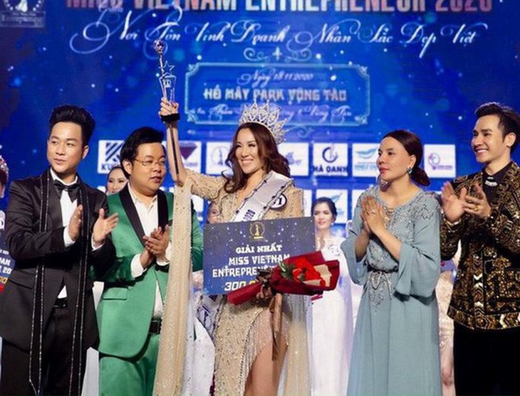 Bà Q.H.L (đứng giữa) vừa tố cáo Ban tổ chức cuộc thi Hoa hậu doanh nhân sắc đẹp Việt 2020 có hành vi vi phạm pháp luật.