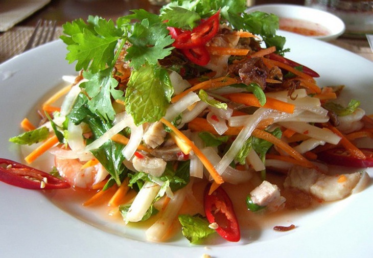Gỏi ngó sen tốt cho người bệnh nóng bứt rứt khó ngủ, hồi hộp...