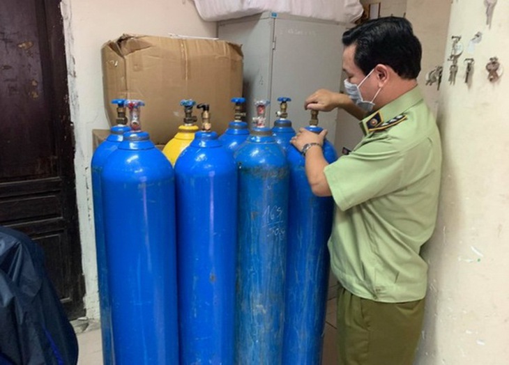 Lực lượng chức năng thu giữ những bình khí N2O tại cơ sở vi phạm.