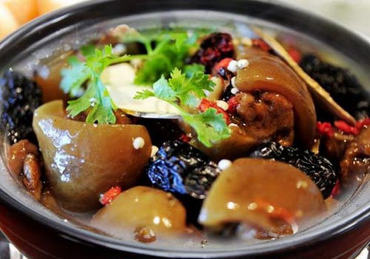 Thịt dê hầm sâm kỳ linh táo là món ăn tốt cho người bị gầy sút, dễ cảm cúm, tự hãn, cơ thể suy nhược.
