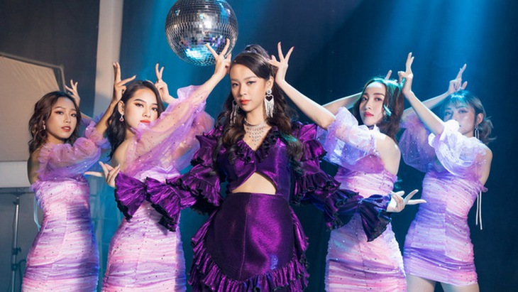 Với MV Cắm sừng ai đừng cắm sừng em, Phí Phương Anh nhanh chóng trở thảm họa âm nhạc mới của showbiz Việt.
