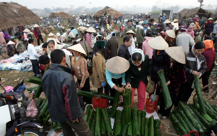 Chợ Tết tấp nập kẻ bán, người mua.