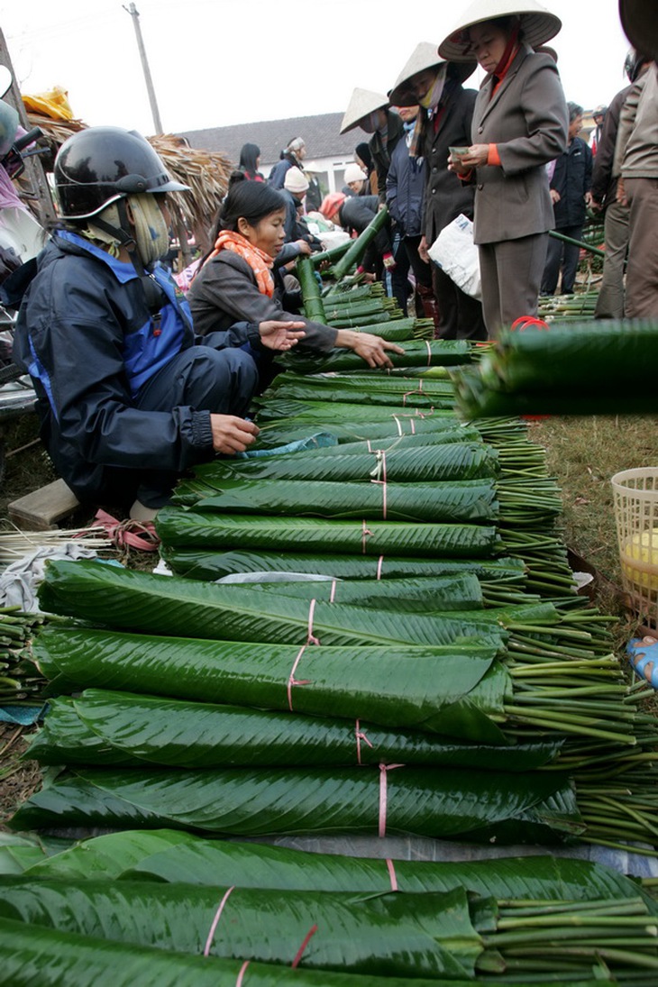 Lá dong là mặt hàng không thể thiếu và đậm nhất thông điệp của phiên chợ Tết.