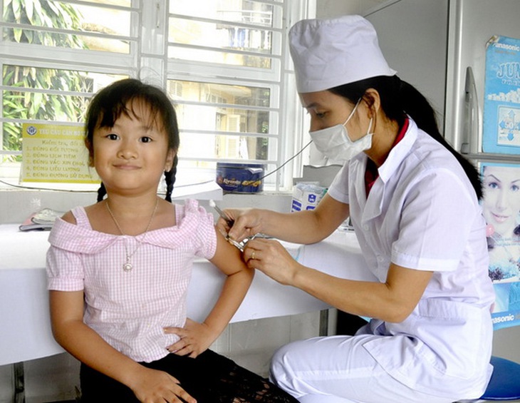 Tiêm vắc-xin cúm để phòng bệnh.