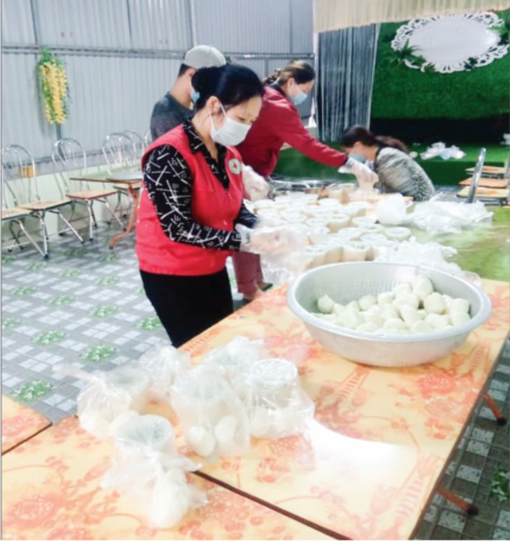 Bà Giàu chuẩn bị bữa ăn đưa vào khu vực cách ly. Ảnh: NVCC