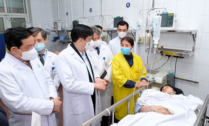 Bộ trưởng Nguyễn Thanh Long thăm, chúc Tết y bác sĩ BV Việt Đức và bệnh nhân đang điều trị tại bệnh viện trong ngày 30 Tết (11/2/2021). Ảnh: Trần Minh