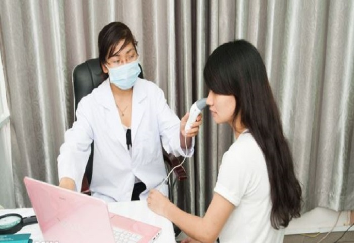 Khi có dấu hiệu dị ứng mỹ phẩm, cần đi khám chuyên khoa để được tư vấn điều trị.