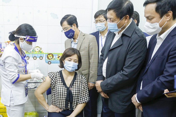 Đoàn công tác của Bộ Y tế giám sát công tác tiêm vắc-xin COVID-19 tại Hải Dương.