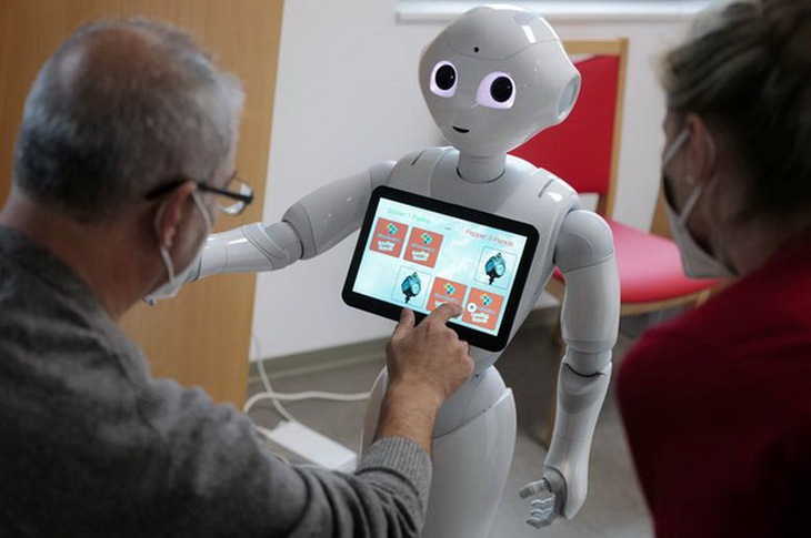 Robot đã thay thế con người trong nhiều hoạt động mùa dịch COVID-19.