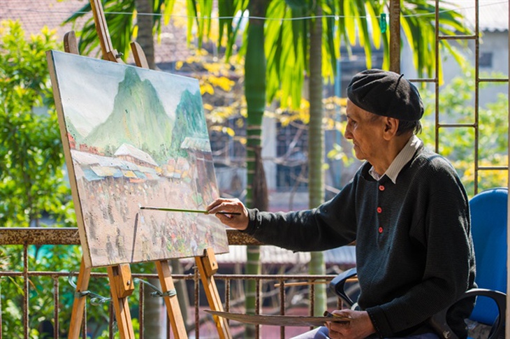 Họa sĩ Chu Mạnh Chấn say sưa với bức vẽ.