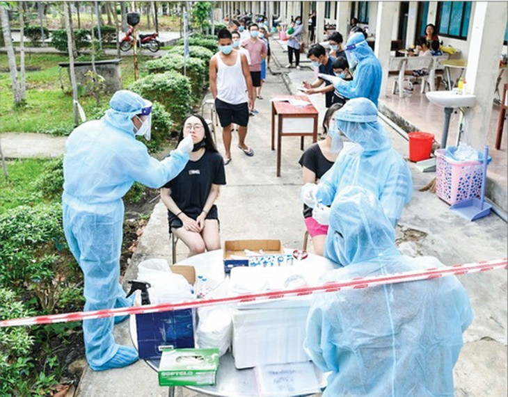 Lấy mẫu xét nghiệm công dân từ nước ngoài về ở An Giang.