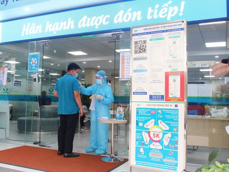 Thực hiện khai báo Y tế và sàng lọc COVID – 19 trước khi tiêm chủng.