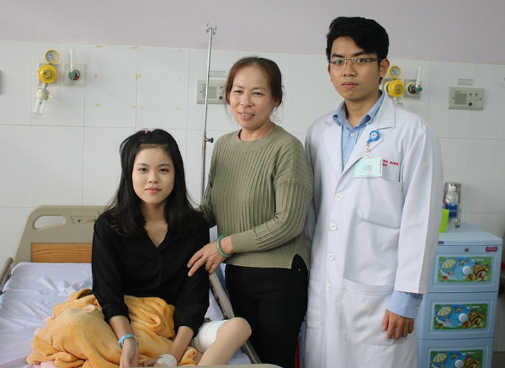 Cô bé 8 năm đến trường trên lưng mẹ đã có hy vọng đi lại bằng chính đôi chân của mình